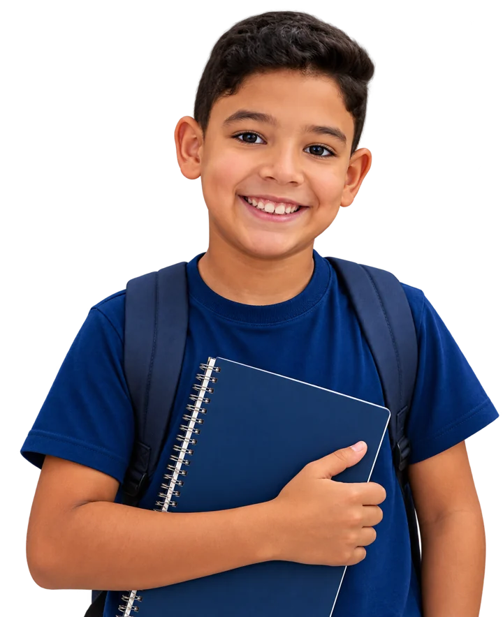 Menino sorridente de mochila, segurando um caderno