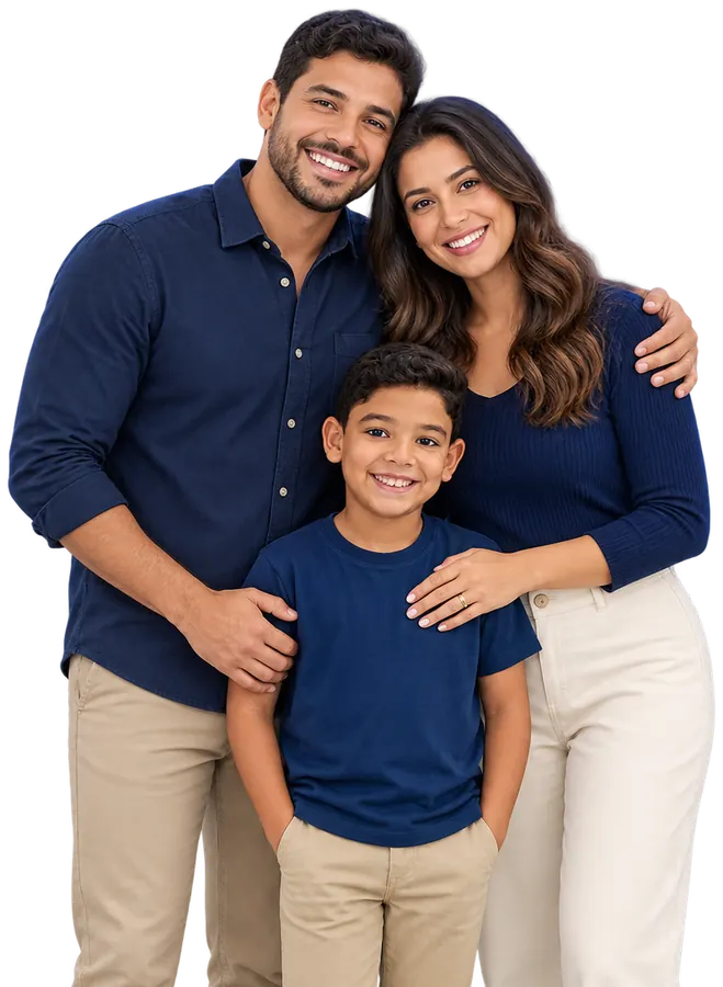 Família abraçada e sorridente